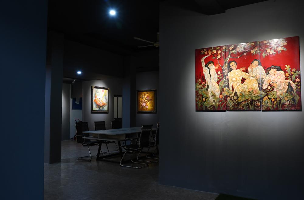 Bức tranh sơn mài “Những cô gái và mùa xuân”, kích thước 100x150cm tại Gallery của Đông Phương Art