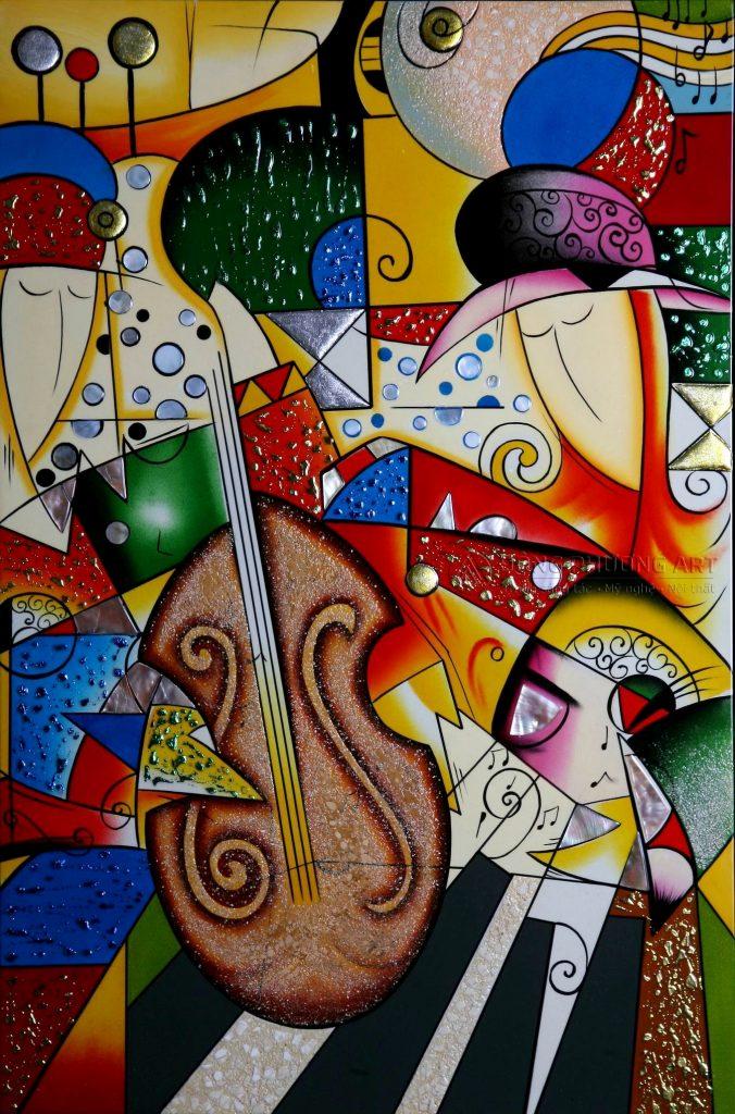 Bức Cô gái bên đàn Violin là tranh sơn mài mang phong cách lập thể hiện đại