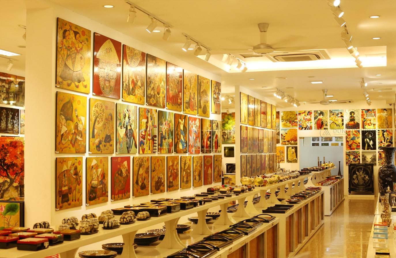 Showroom của sơn mài Đông Phương tại Nguyễn Khánh Toàn, Cầu Giấy, Hà Nội