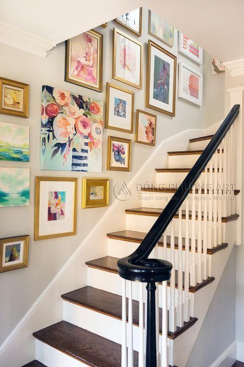 Tranh treo cầu thang tạo điểm nhấn cho căn nhà của bạn (Ảnh minh họa)